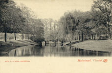 2337 Gezicht over de Stadsbuitengracht te Utrecht op de Maliebrug uit het noordoosten met rechts het plantsoen Lepelenburg.